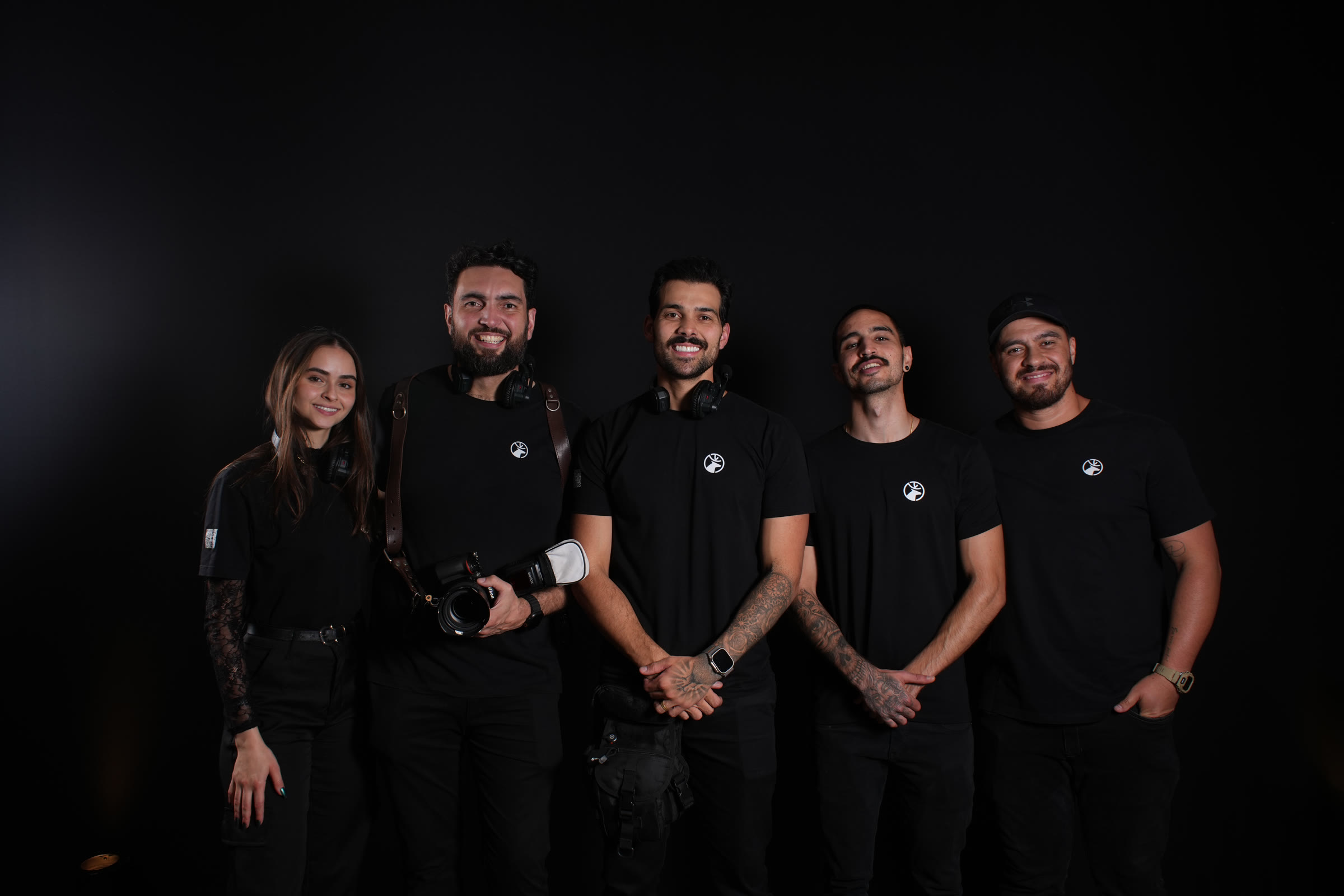 Equipe da BHZ Filmes em estúdio, de preto, com câmera e fones